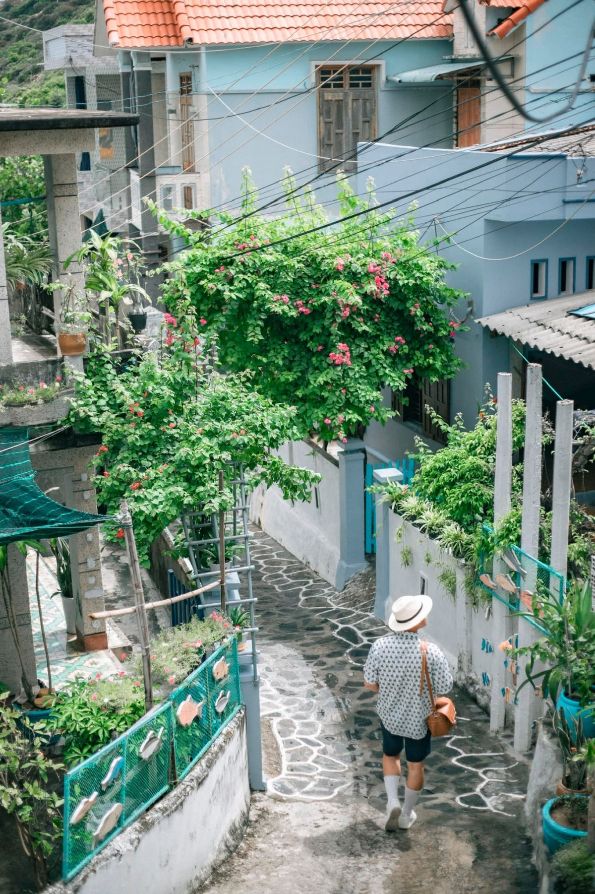 Tại Nhơn Lý hiện nay có nhiều nhà hàng, homestay và các cơ sở dịch vụ du lịch khác. Tuy nhiên ít ai biết về một ngôi làng yên bình, cách không xa khu vực luôn tấp nập, nhộn nhịp du khách.