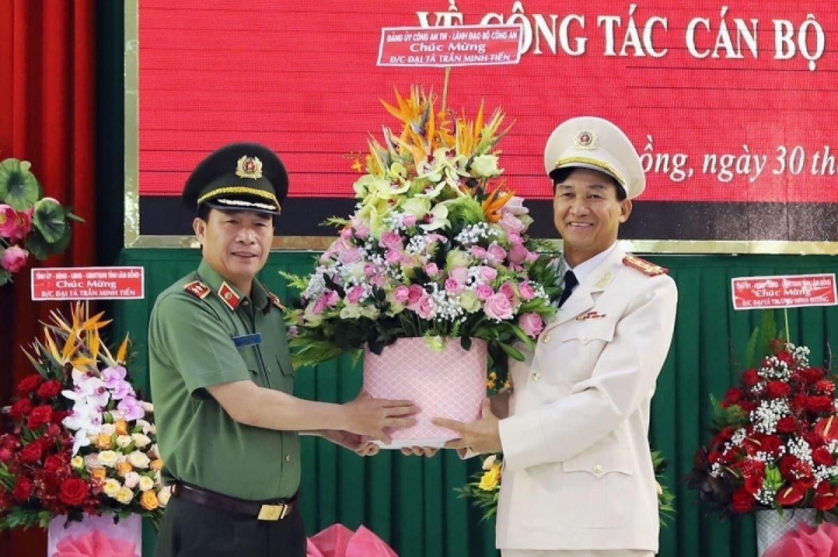 Đại tá Trần Minh Tiến (phải), Giám đốc Công an tỉnh Lâm Đồng đến nhận công tác và giữ chức vụ Giám đốc Công an tỉnh Nam Định.