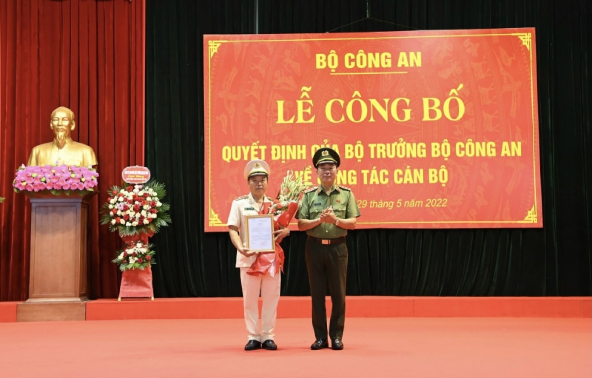 Thiếu tướng, PGS.TS Phan Xuân Tuy (trái), Hiệu trưởng Trường Đại học An ninh Nhân dân được điều động đến nhận công tác và giữ chức vụ Giám đốc Học viện Chính trị Công an Nhân dân.
