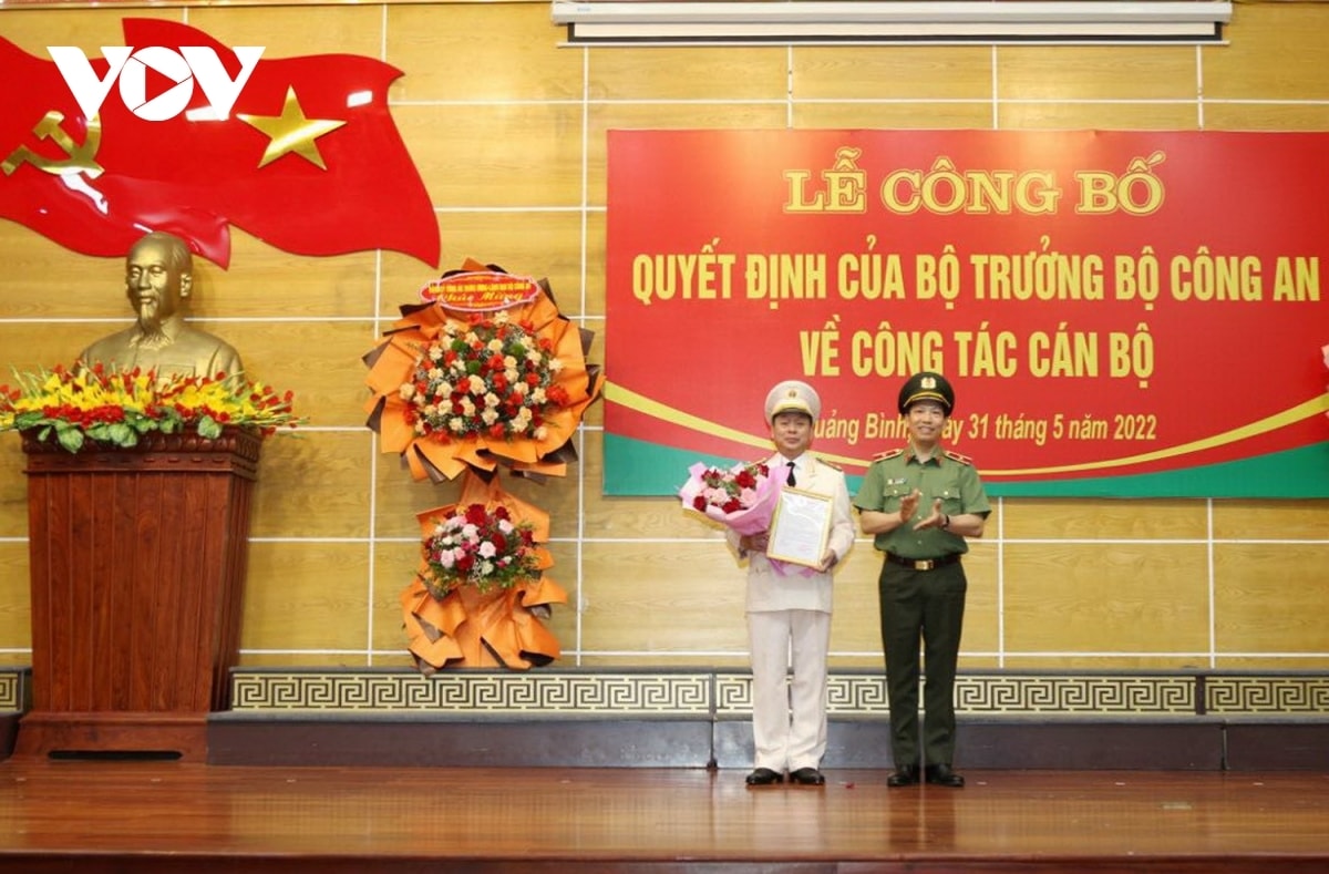 Đại tá Nguyễn Hữu Hợp (trái), Phó Cục trưởng Cục An ninh kinh tế được điều động đến nhận công tác và giữ chức vụ Giám đốc Công an tỉnh Quảng Bình.