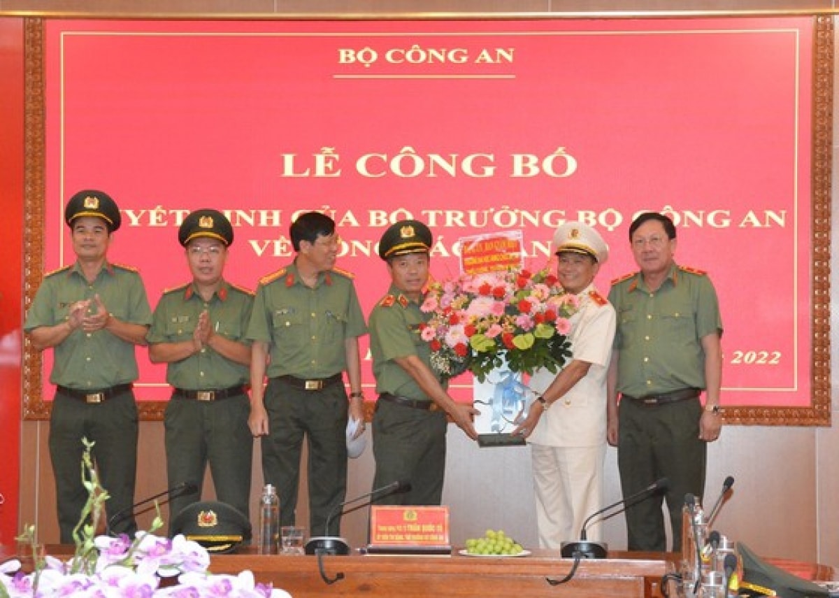 Thiếu tướng, TS Đoàn Minh Lý (thứ hai từ phải sang), Phó Cục trưởng Cục An ninh nội địa được điều động đến nhận công tác và giữ chức vụ Hiệu trưởng Trường Đại học An ninh Nhân dân.