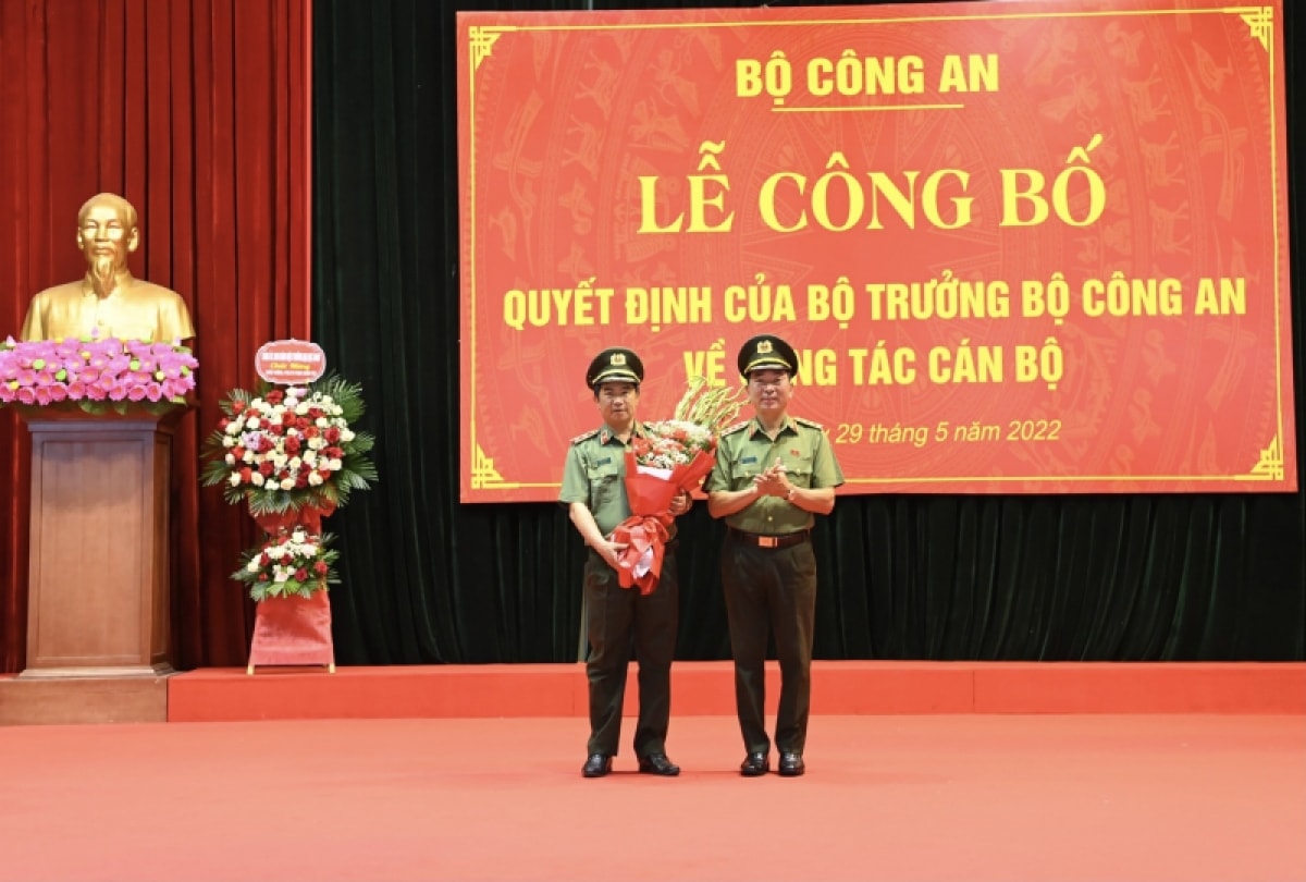 Trung tướng, PGS.TS Trần Vi Dân (trái), Giám đốc Học viện Chính trị Công an Nhân dân được điều động đến nhận công tác và giữ chức vụ Cục trưởng Cục Khoa học, Chiến lược và Lịch sử Công an.