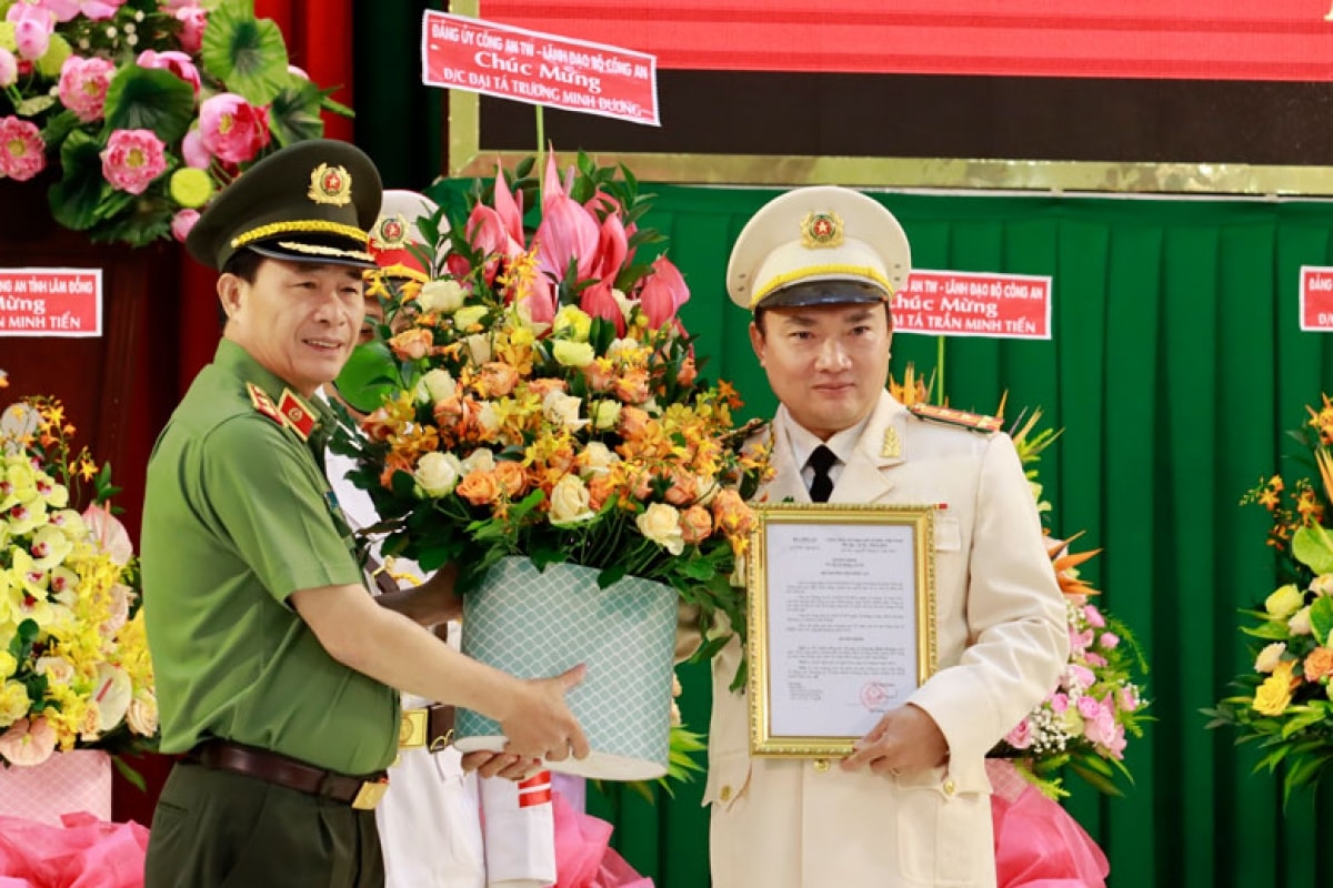 Đại tá Trương Minh Đương (phải), Phó Giám đốc Công an tỉnh Lâm Đồng được bổ nhiệm giữ chức vụ Giám đốc Công an tỉnh Lâm Đồng.