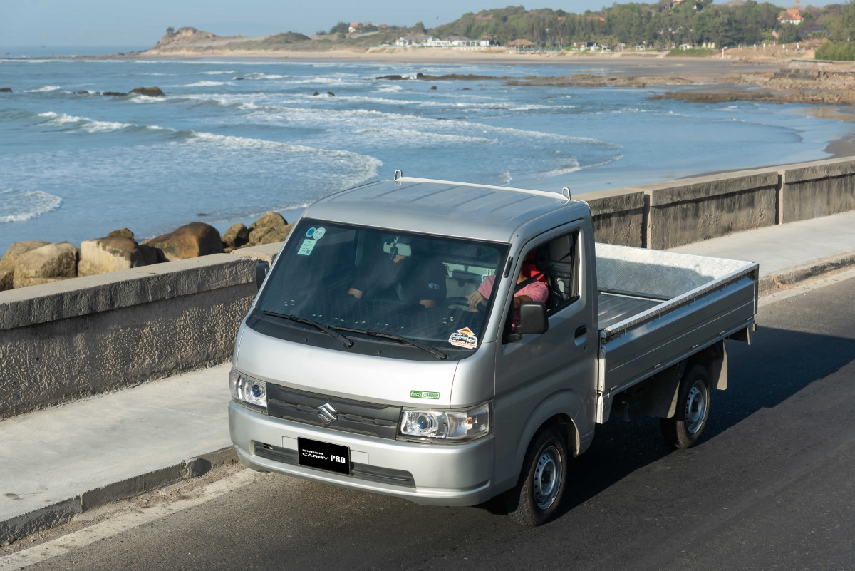 Xe tải nhẹ Suzuki có lợi thế nhỏ gọn, linh hoạt giúp việc giao hàng ở các khu vực đường sá hẹp được nhanh chóng, thuận tiện hơn