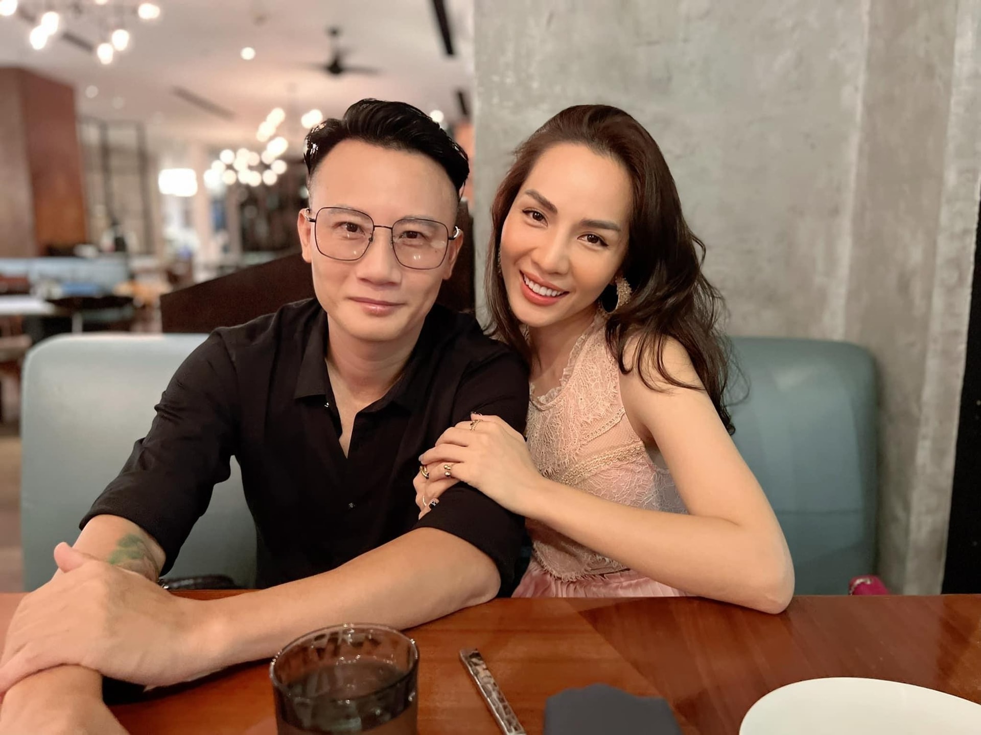 Bà xã nóng bỏng là cựu người mẫu của ca sĩ Hoàng Bách  - 2
