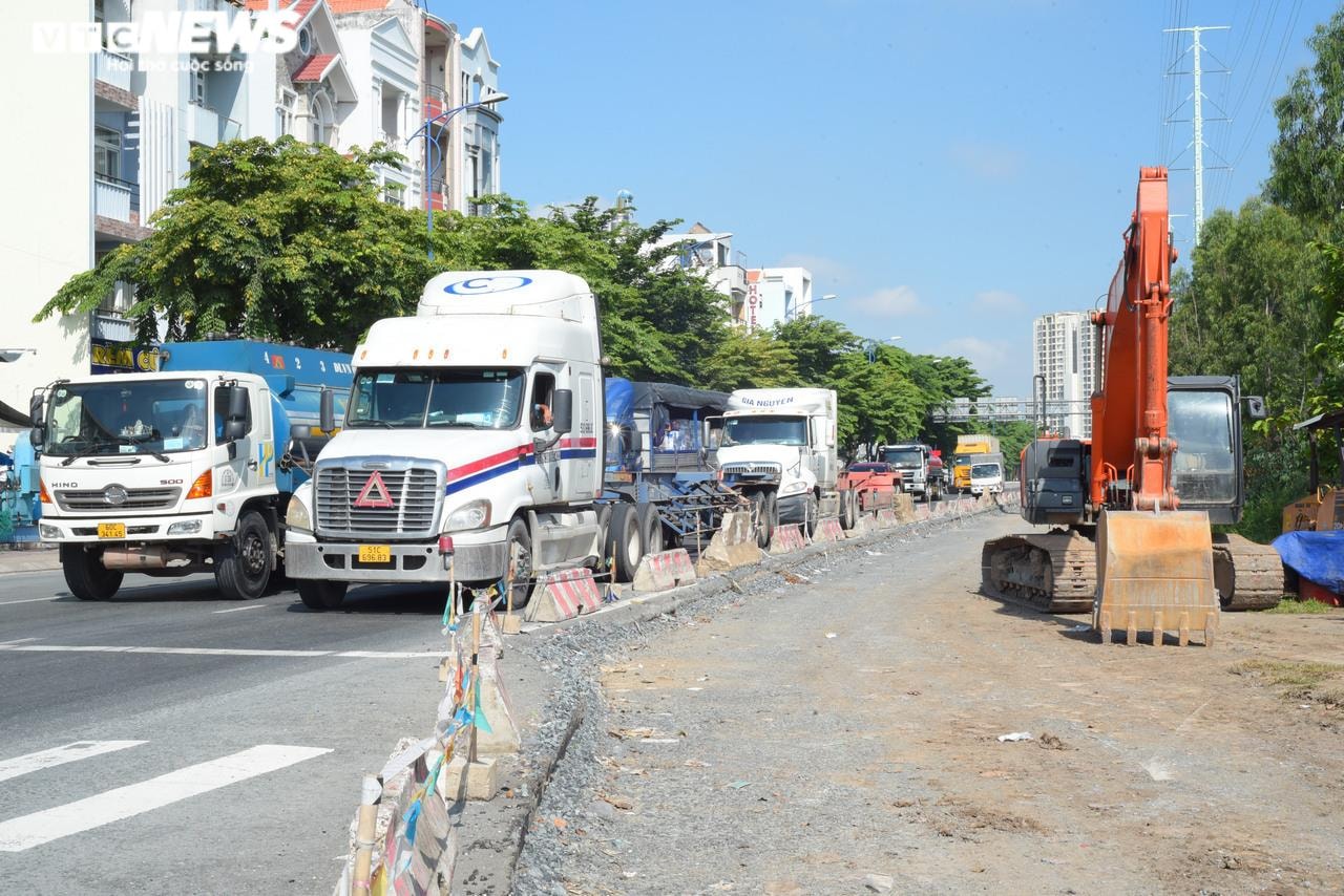 TP.HCM: Đường Đồng Văn Cống chậm tiến độ gần 2 năm dù không vướng mặt bằng - 6