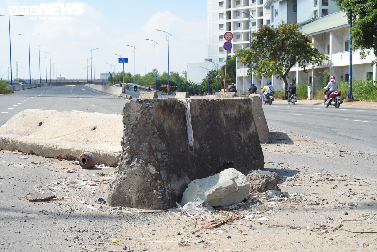 TP.HCM: Đường Đồng Văn Cống chậm tiến độ gần 2 năm dù không vướng mặt bằng - 10