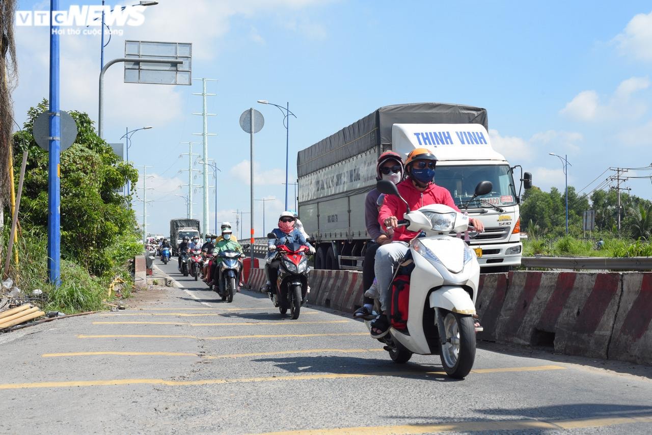 TP.HCM: Đường Đồng Văn Cống chậm tiến độ gần 2 năm dù không vướng mặt bằng - 11