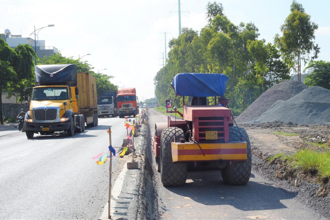 TP.HCM: Đường Đồng Văn Cống chậm tiến độ gần 2 năm dù không vướng mặt bằng - 4