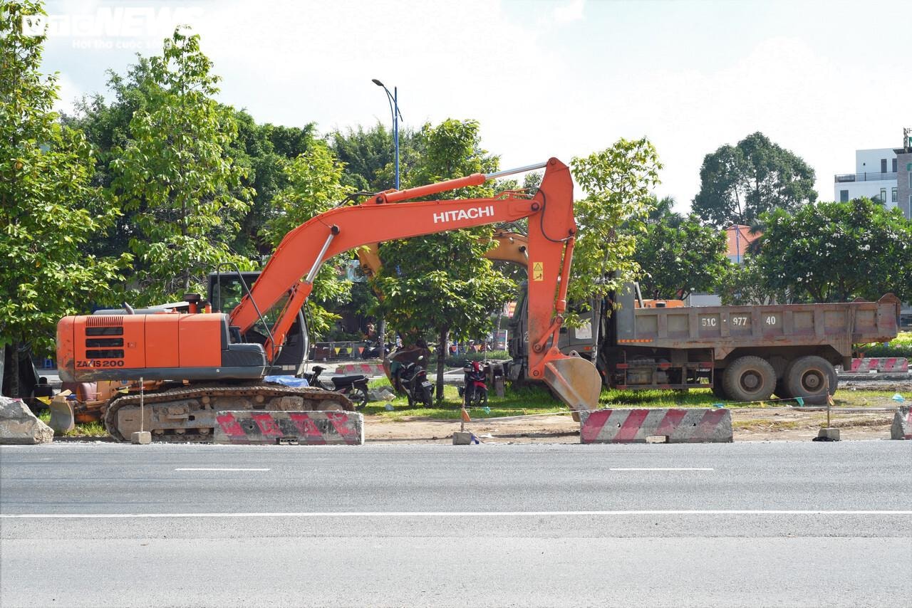 TP.HCM: Đường Đồng Văn Cống chậm tiến độ gần 2 năm dù không vướng mặt bằng - 7