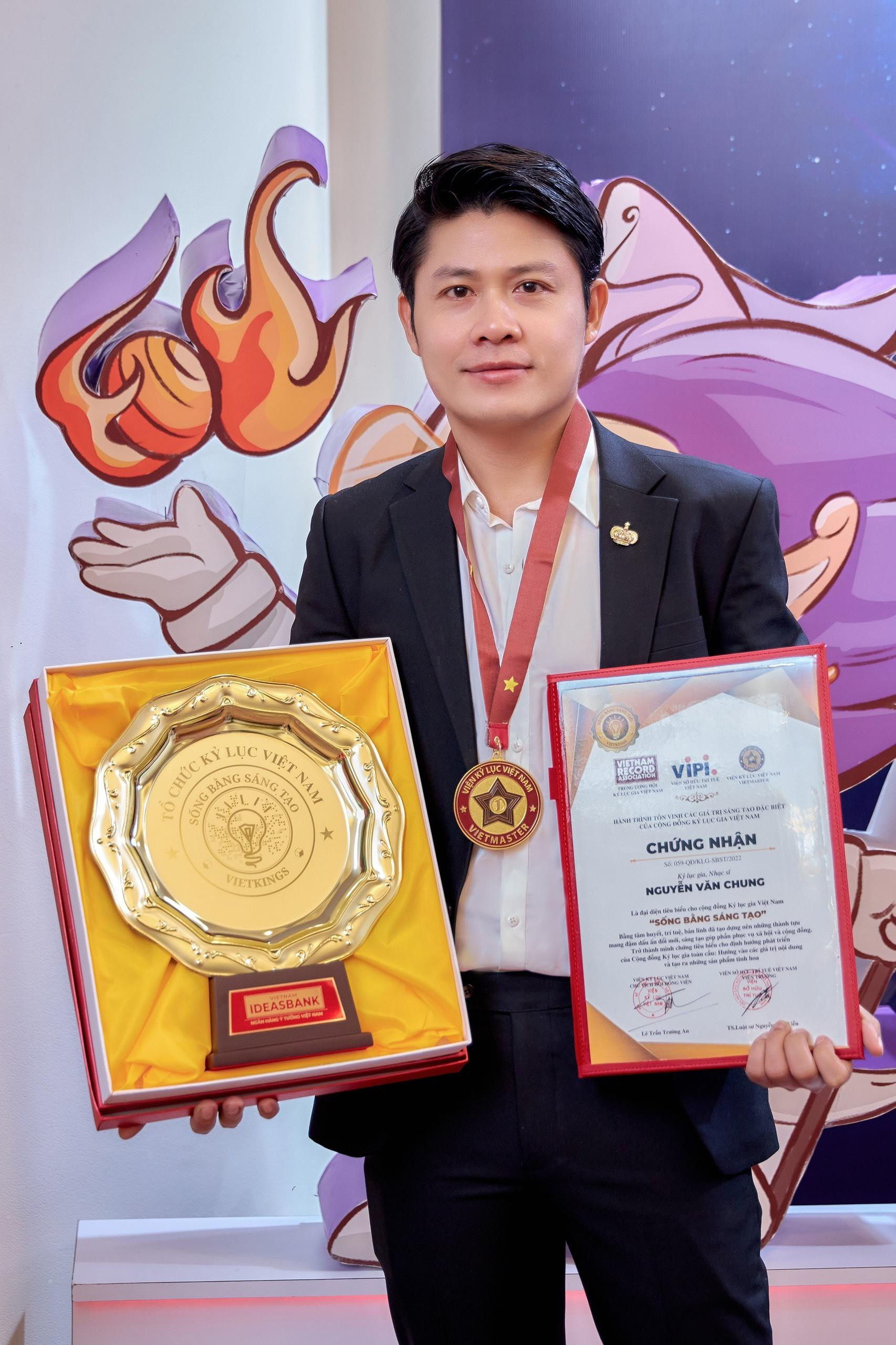 Nhạc sĩ Nguyễn Văn Chung nhận giải thưởng 'Sống bằng sáng tạo' - 1