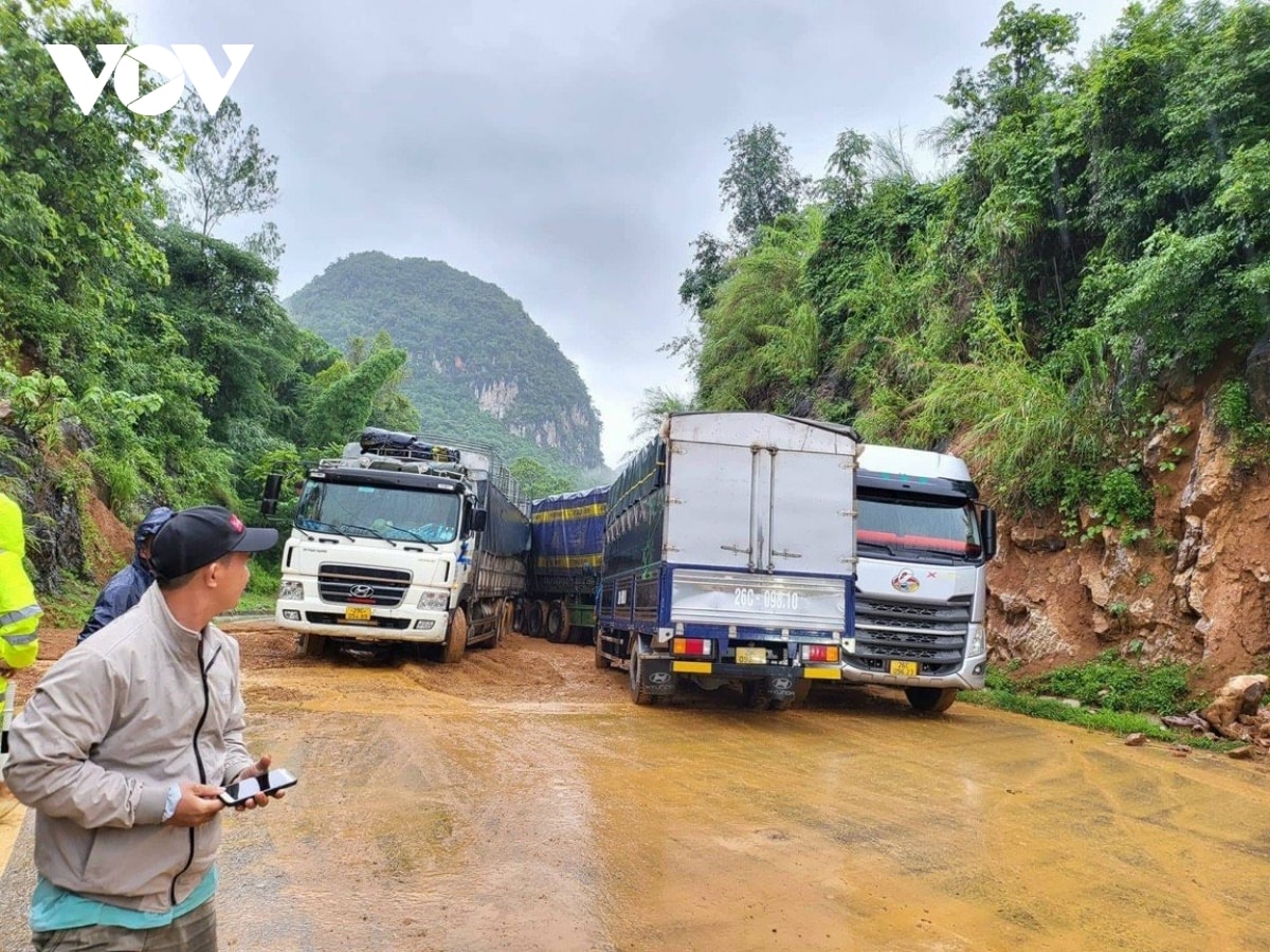 mưa lớn ở sơn la, lai châu làm sạt lở đất đá, ách tắc nhiều tuyến đường hình ảnh 1 mua lon o son la, lai chau lam sat lo dat da, ach tac nhieu tuyen duong hinh anh 1