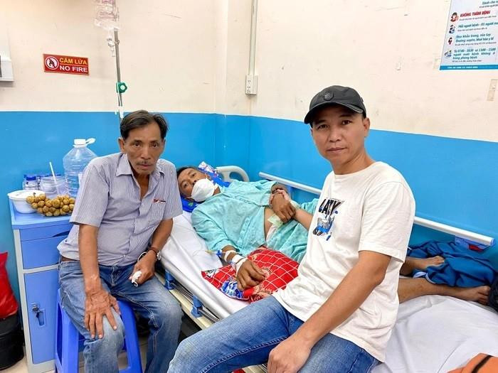 Nghệ sĩ Thương Tín trông hốc hác khi đi thăm đồng nghiệp nằm viện - 1