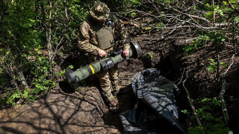 Lính Ukraine không biết 'cầu cứu' ai khi tên lửa Mỹ viện trợ không hoạt động - 1