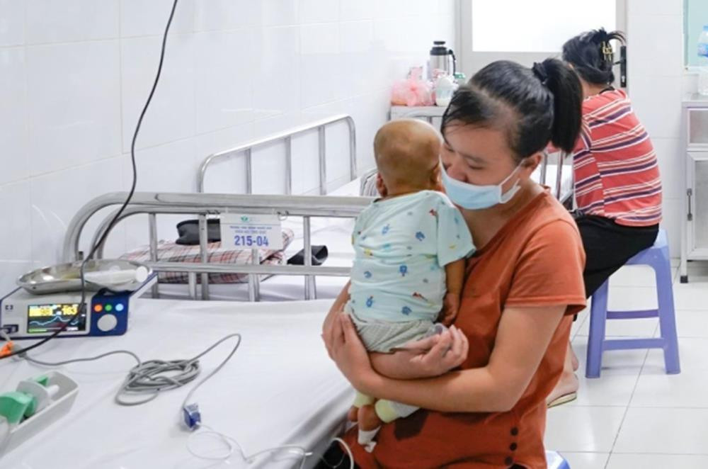 Bệnh tay chân miệng gia tăng, bác sĩ cảnh báo 3 dấu hiệu cha mẹ phải nhớ - 1