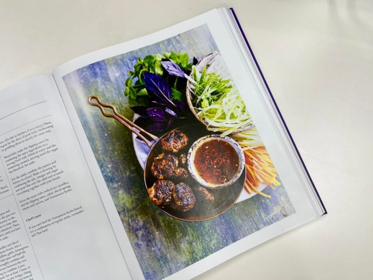 bún chả việt nam được đưa vào cuốn sách nấu ăn của nữ hoàng anh hình ảnh 1 bun cha viet nam duoc dua vao cuon sach nau an cua nu hoang anh hinh anh 1