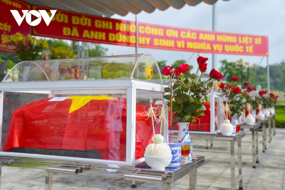 truy điệu, an táng hài cốt liệt sĩ quân tình nguyện việt nam hy sinh tại lào hình ảnh 2 truy dieu, an tang hai cot liet si quan tinh nguyen viet nam hy sinh tai lao hinh anh 2