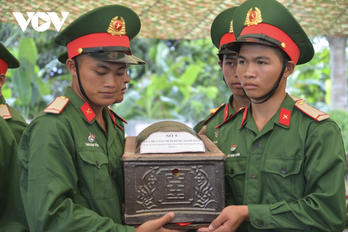 truy điệu, an táng hài cốt liệt sĩ quân tình nguyện việt nam hy sinh tại lào hình ảnh 4 truy dieu, an tang hai cot liet si quan tinh nguyen viet nam hy sinh tai lao hinh anh 4
