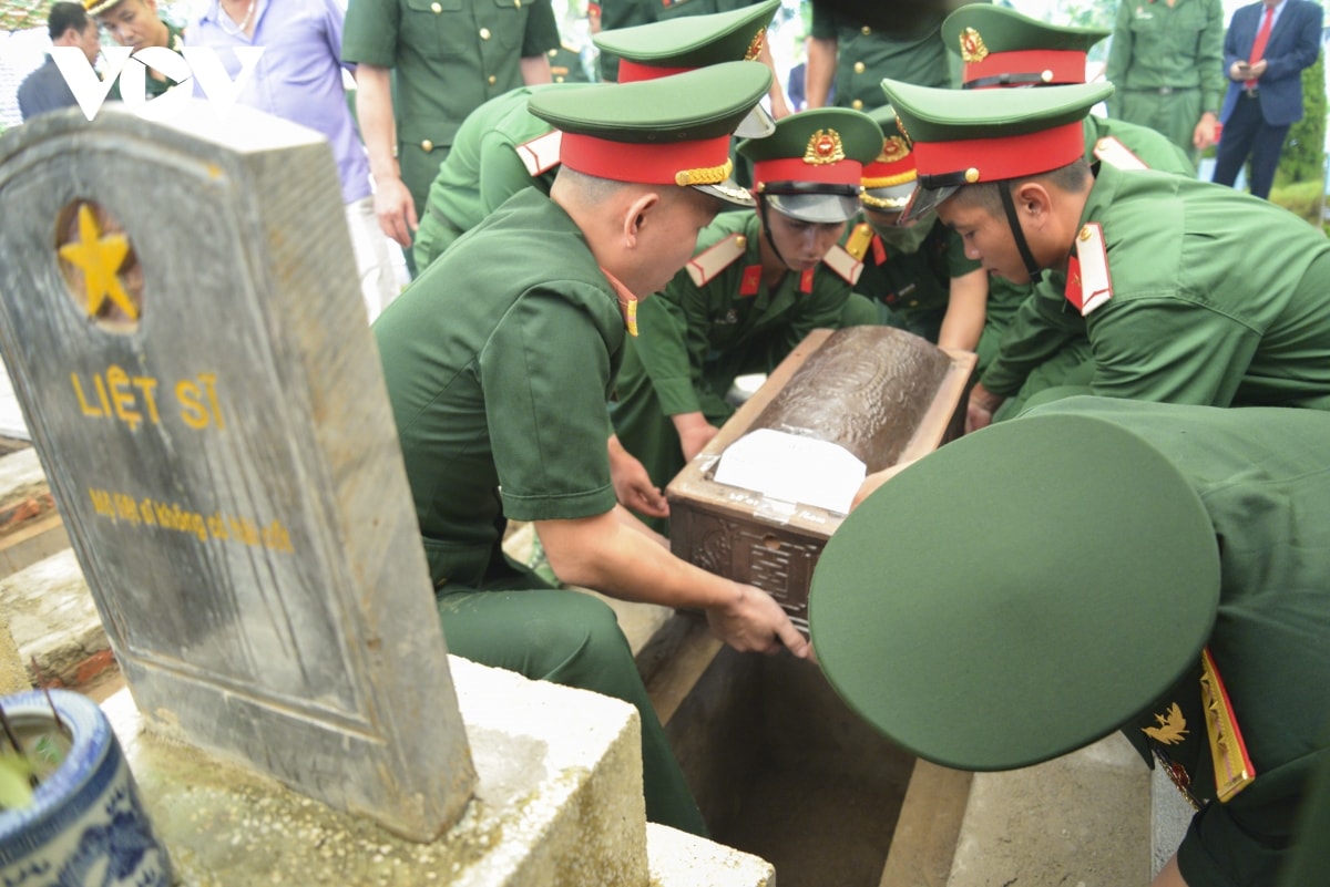 truy điệu, an táng hài cốt liệt sĩ quân tình nguyện việt nam hy sinh tại lào hình ảnh 5 truy dieu, an tang hai cot liet si quan tinh nguyen viet nam hy sinh tai lao hinh anh 5