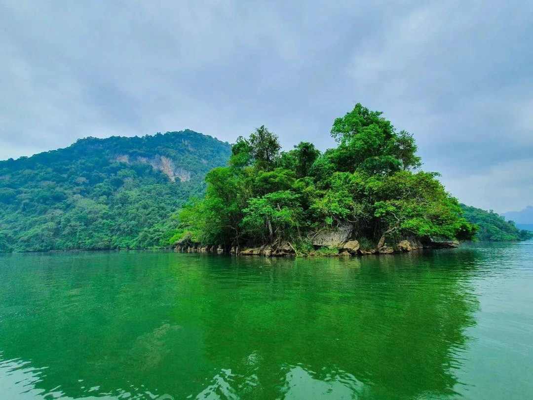 Hồ nước ngọt đẹp bậc nhất Việt Nam huyền ảo như tranh, nhất định phải đến 1 lần - 2