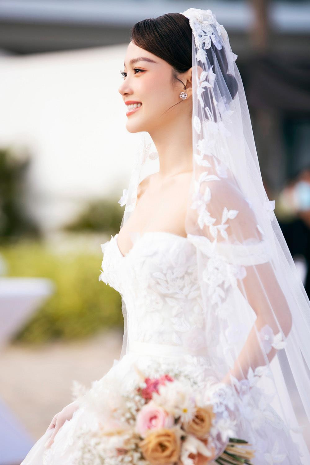 Giá trị 2 bộ váy cưới lộng lẫy Minh Hằng mặc trong hôn lễ - 1