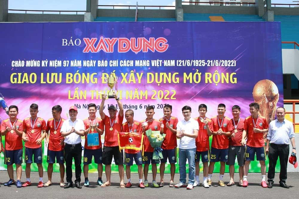 Đội UBND huyện Thanh Trì vô địch giải bóng đá Xây dựng mở rộng lần thứ VI - 1