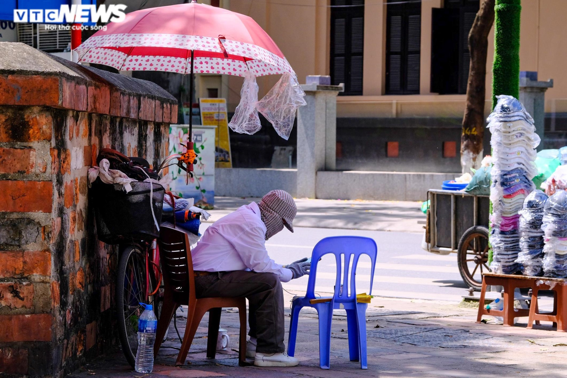 Giấc ngủ trưa vội của lao động nghèo giữa ngày Hà Nội nóng đỉnh điểm gần 40 độ C - 7