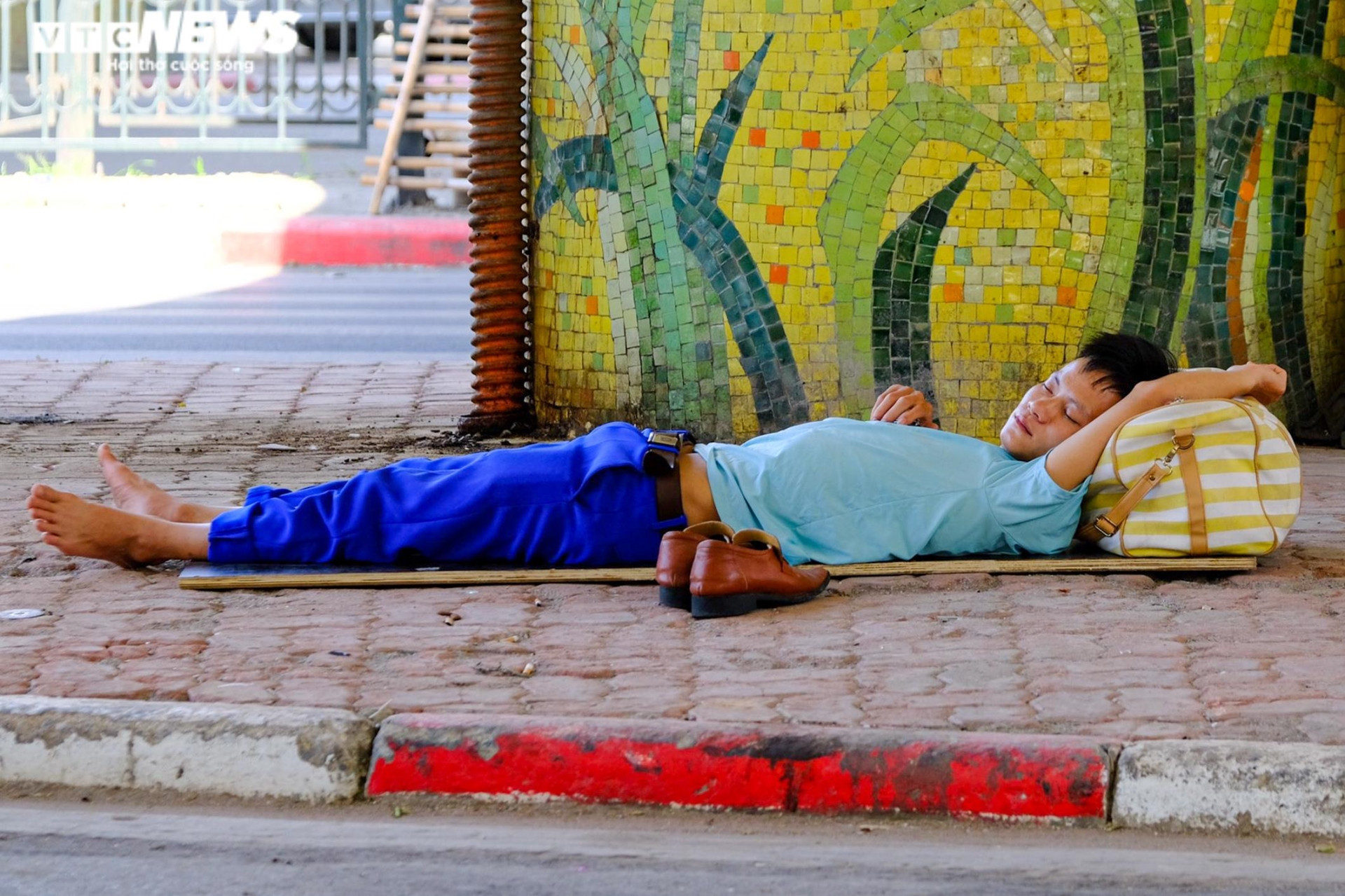 Giấc ngủ trưa vội của lao động nghèo giữa ngày Hà Nội nóng đỉnh điểm gần 40 độ C - 6
