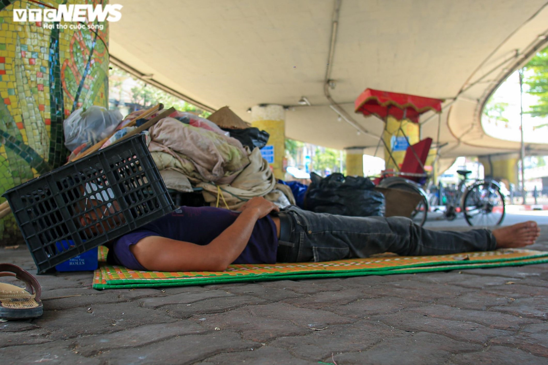 Giấc ngủ trưa vội của lao động nghèo giữa ngày Hà Nội nóng đỉnh điểm gần 40 độ C - 5
