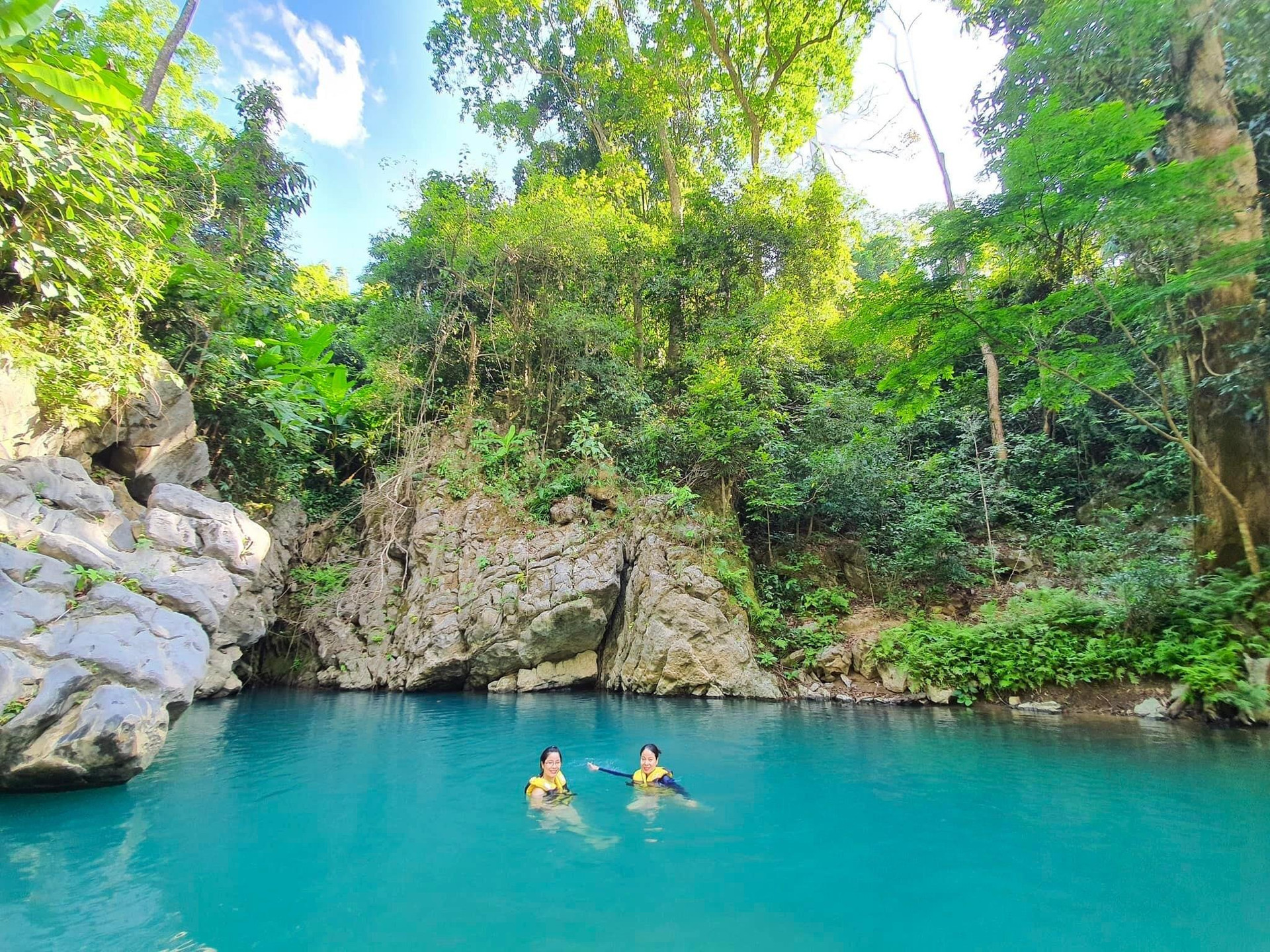 Hồ nước xanh màu ngọc bích đẹp như tiên cảnh ẩn giữa Di sản thế giới ở Việt Nam - 7