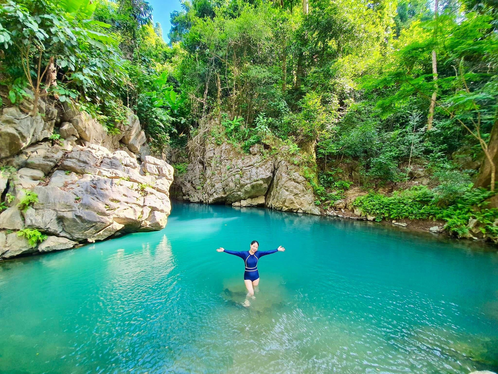 Hồ nước xanh màu ngọc bích đẹp như tiên cảnh ẩn giữa Di sản thế giới ở Việt Nam - 6