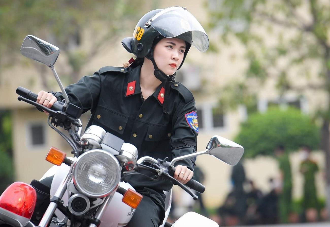 Ảnh: Nữ sinh cảnh sát xinh đẹp lái mô tô phân khối lớn gây ấn tượng - 5