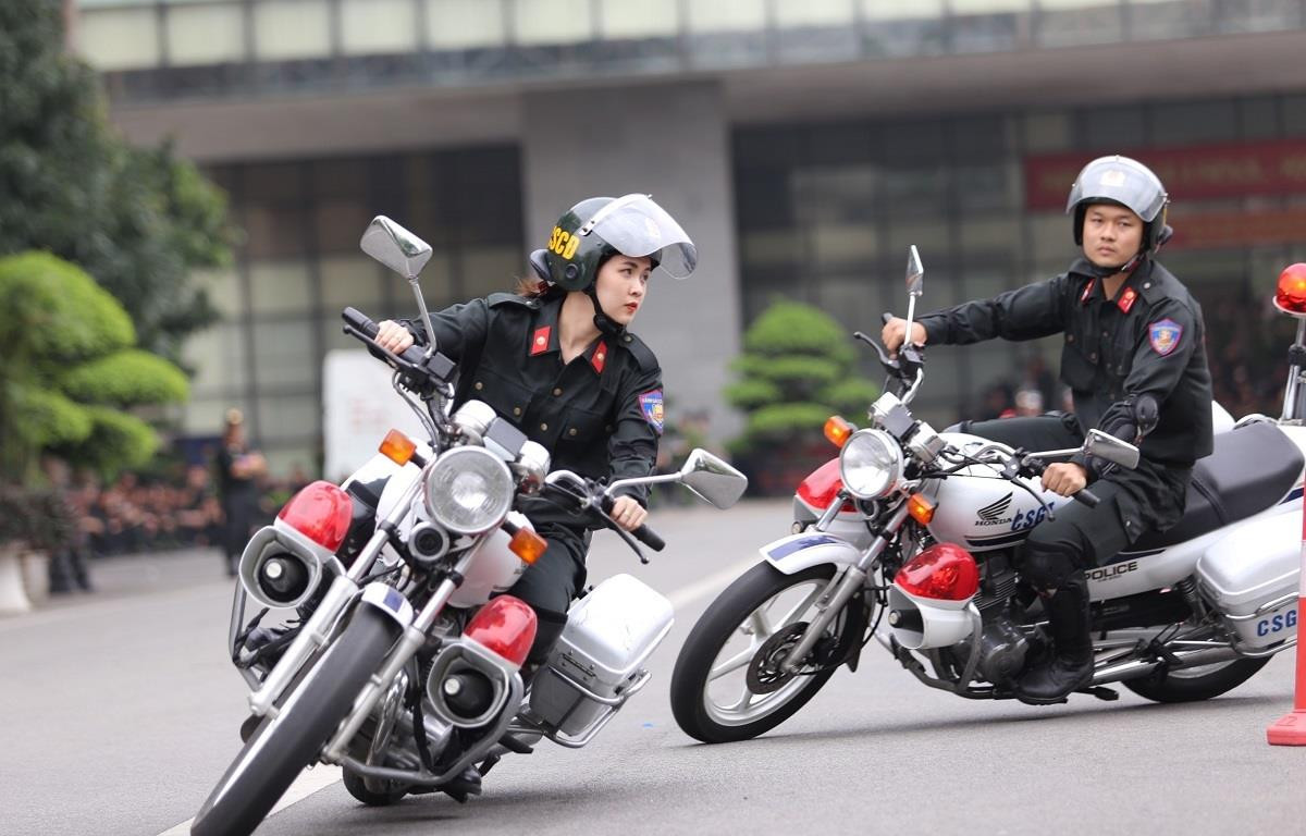 Ảnh: Nữ sinh cảnh sát xinh đẹp lái mô tô phân khối lớn gây ấn tượng - 4