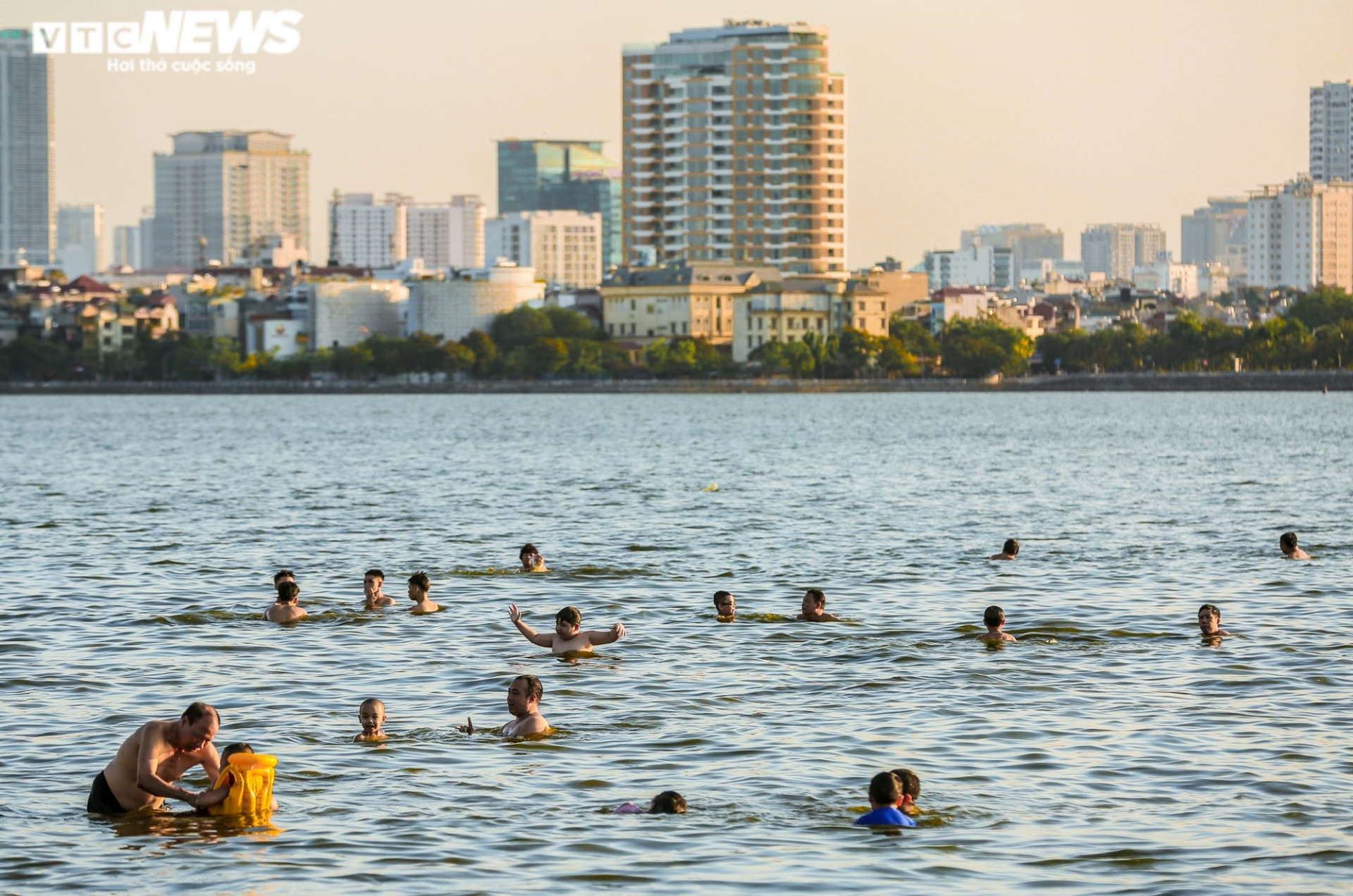Ảnh: Người Hà Nội ra hồ Tây tắm ‘giải nhiệt’ ngày nắng nóng - 7