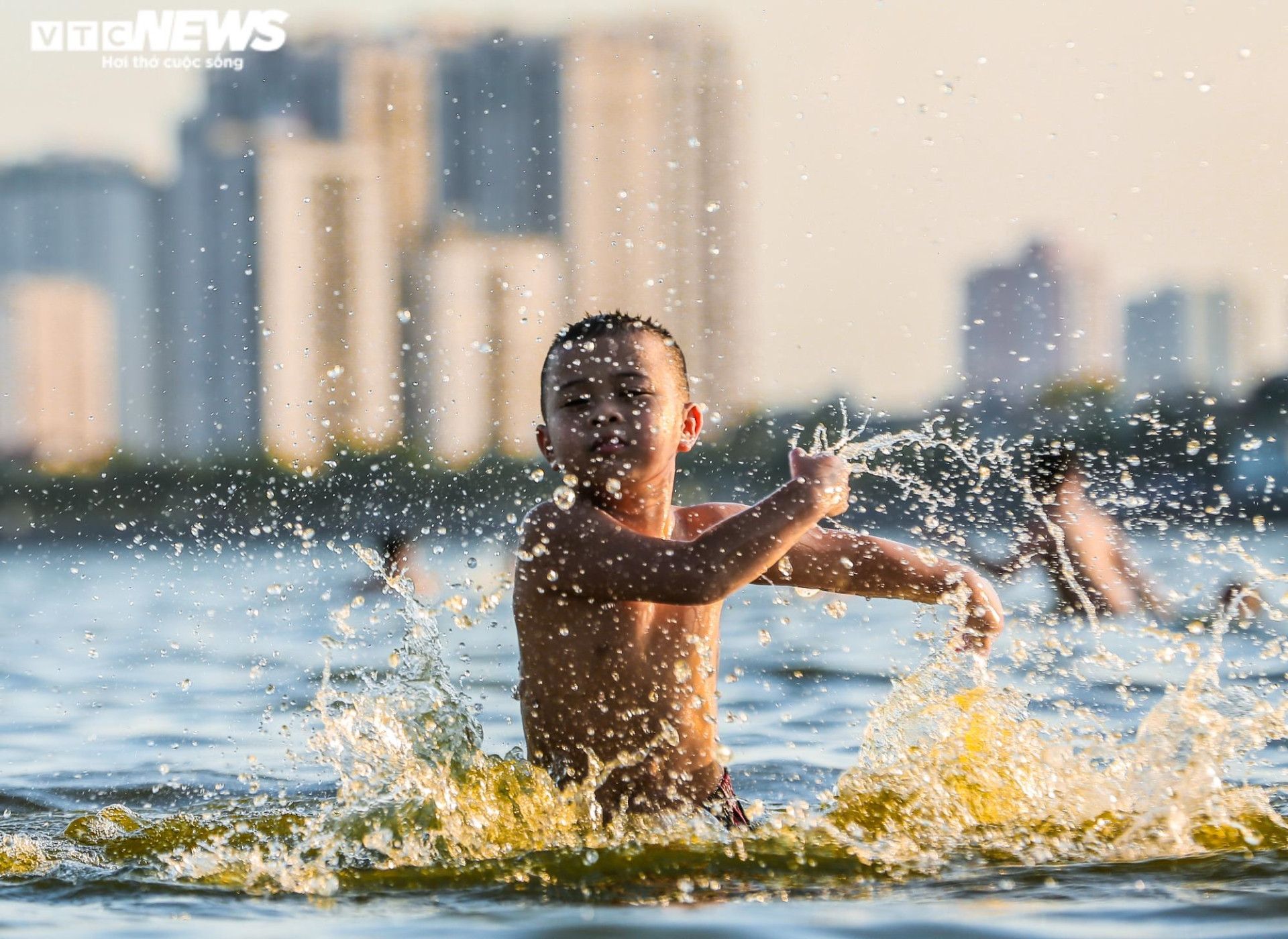 Ảnh: Người Hà Nội ra hồ Tây tắm ‘giải nhiệt’ ngày nắng nóng - 8
