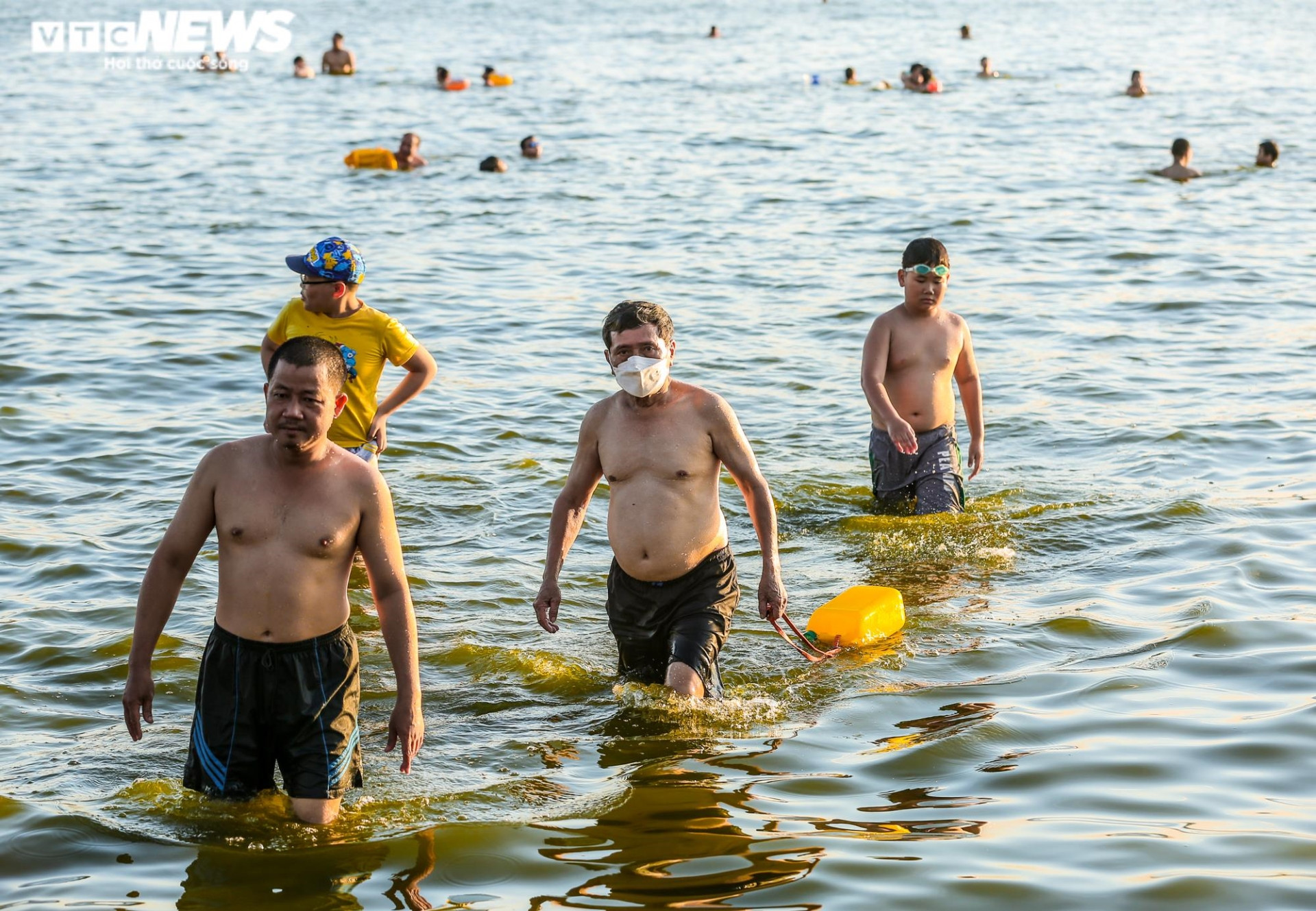 Ảnh: Người Hà Nội ra hồ Tây tắm ‘giải nhiệt’ ngày nắng nóng - 15