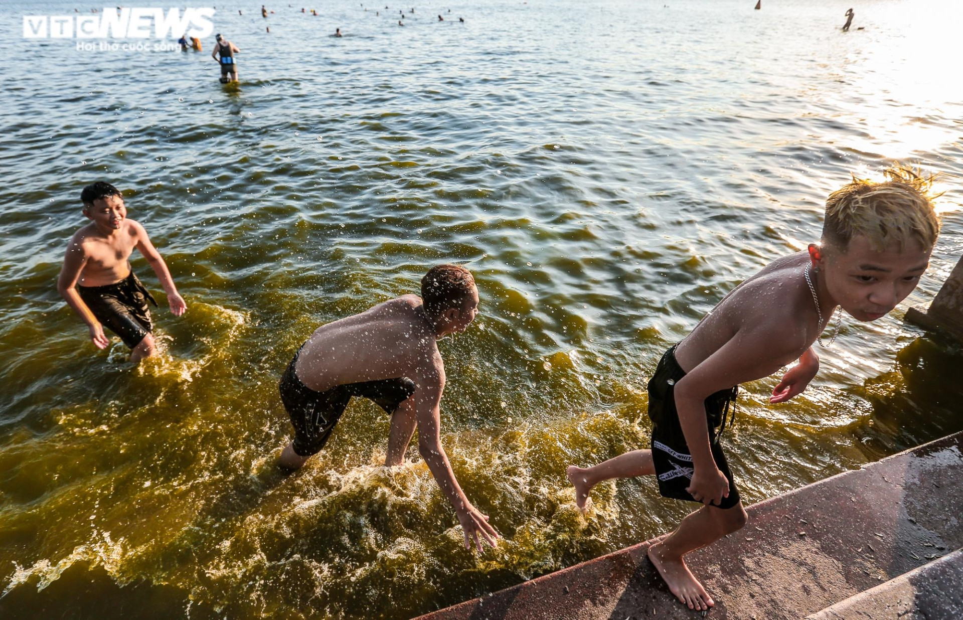 Ảnh: Người Hà Nội ra hồ Tây tắm ‘giải nhiệt’ ngày nắng nóng - 16