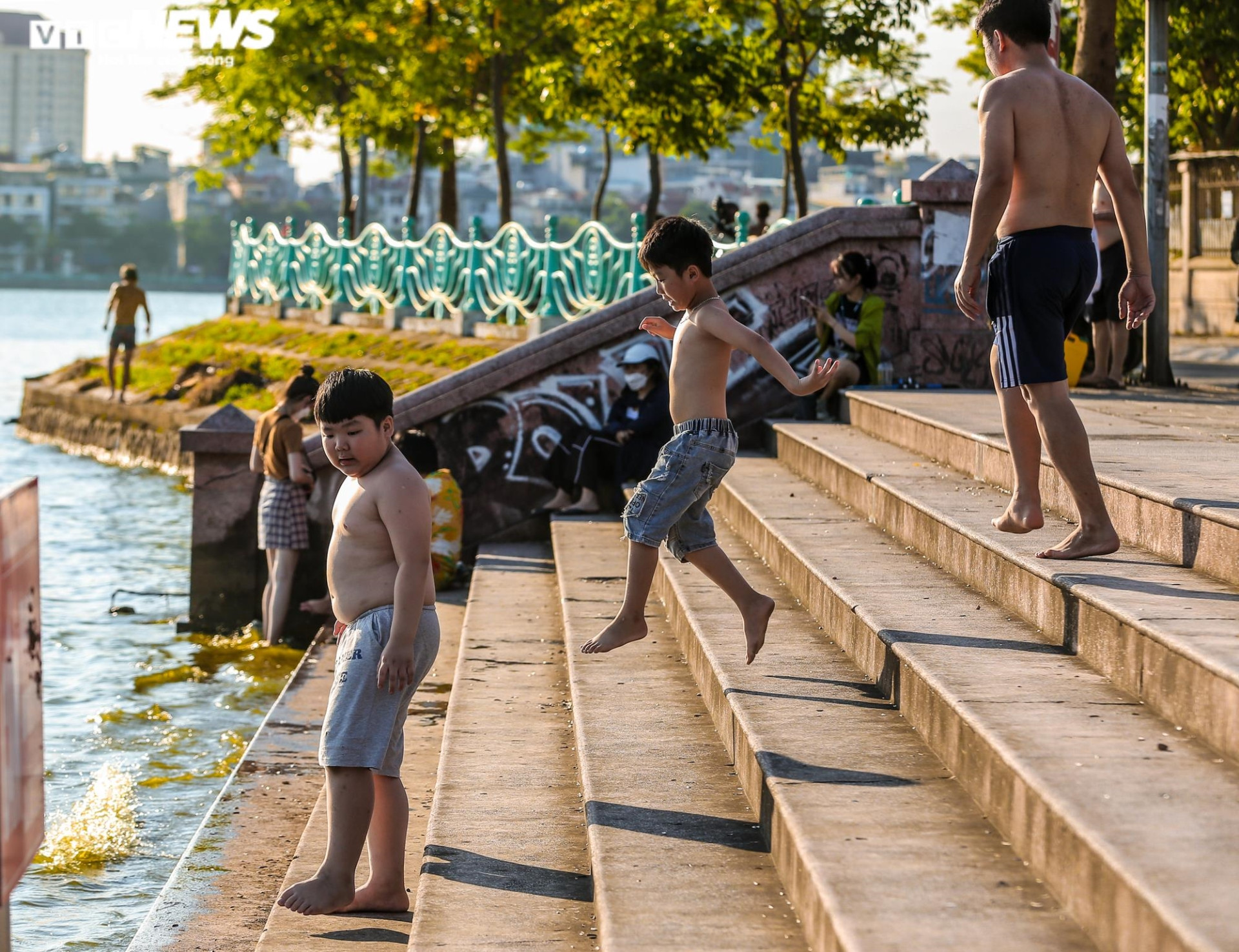 Ảnh: Người Hà Nội ra hồ Tây tắm ‘giải nhiệt’ ngày nắng nóng - 5