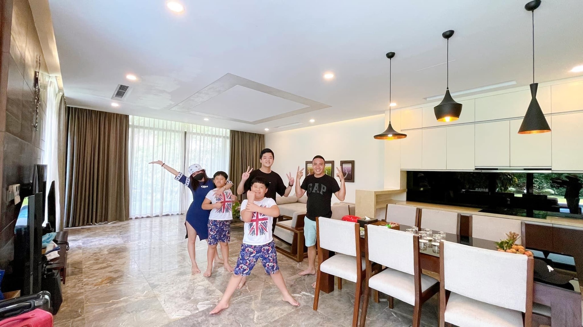 Sao Việt 26/6: Uyên Linh khoe dáng chuẩn với bikini - 8