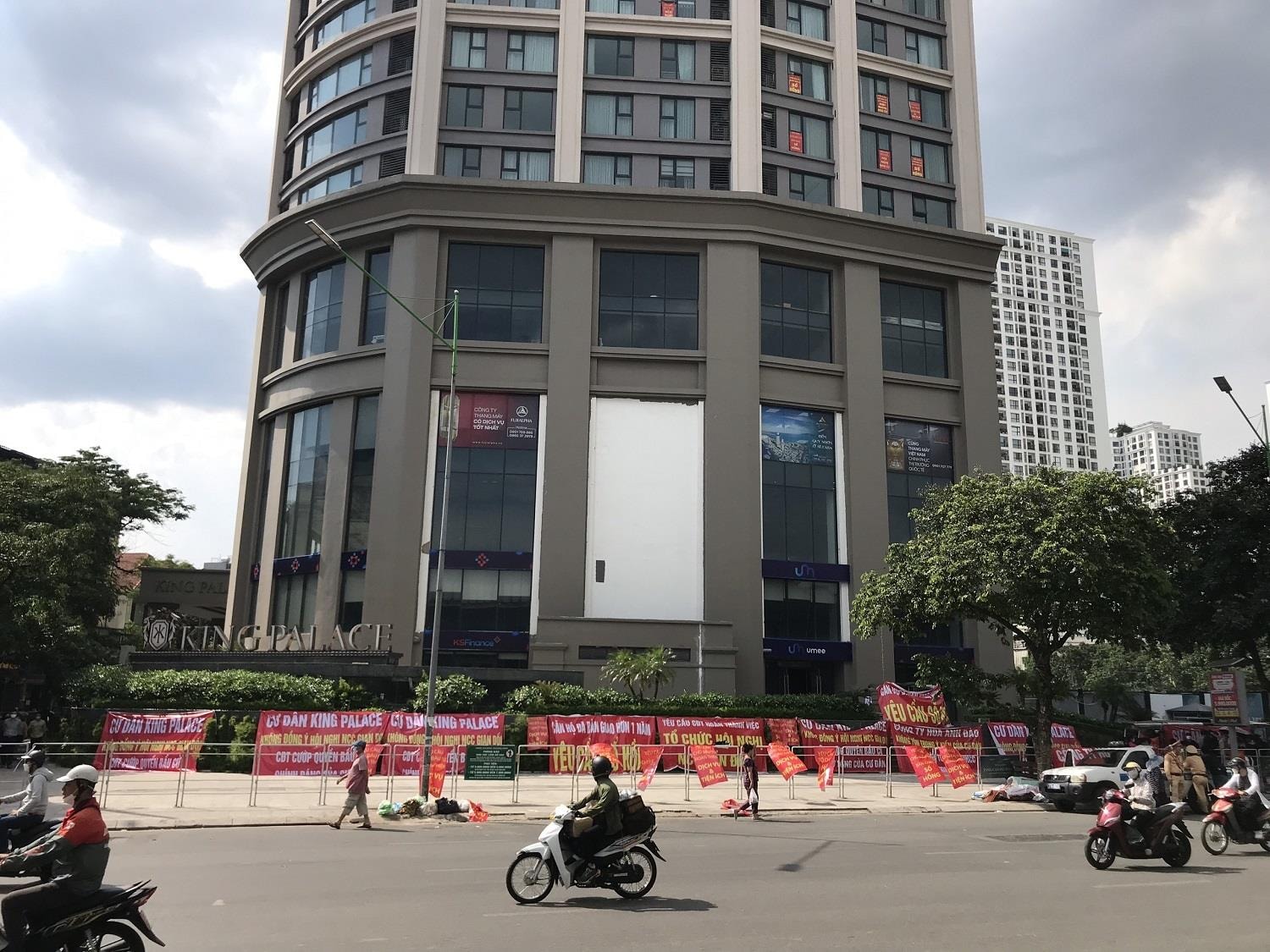 Hà Nội: Cư dân đội nắng, căng băng rôn đòi quyền lợi tại dự án King Place - 1