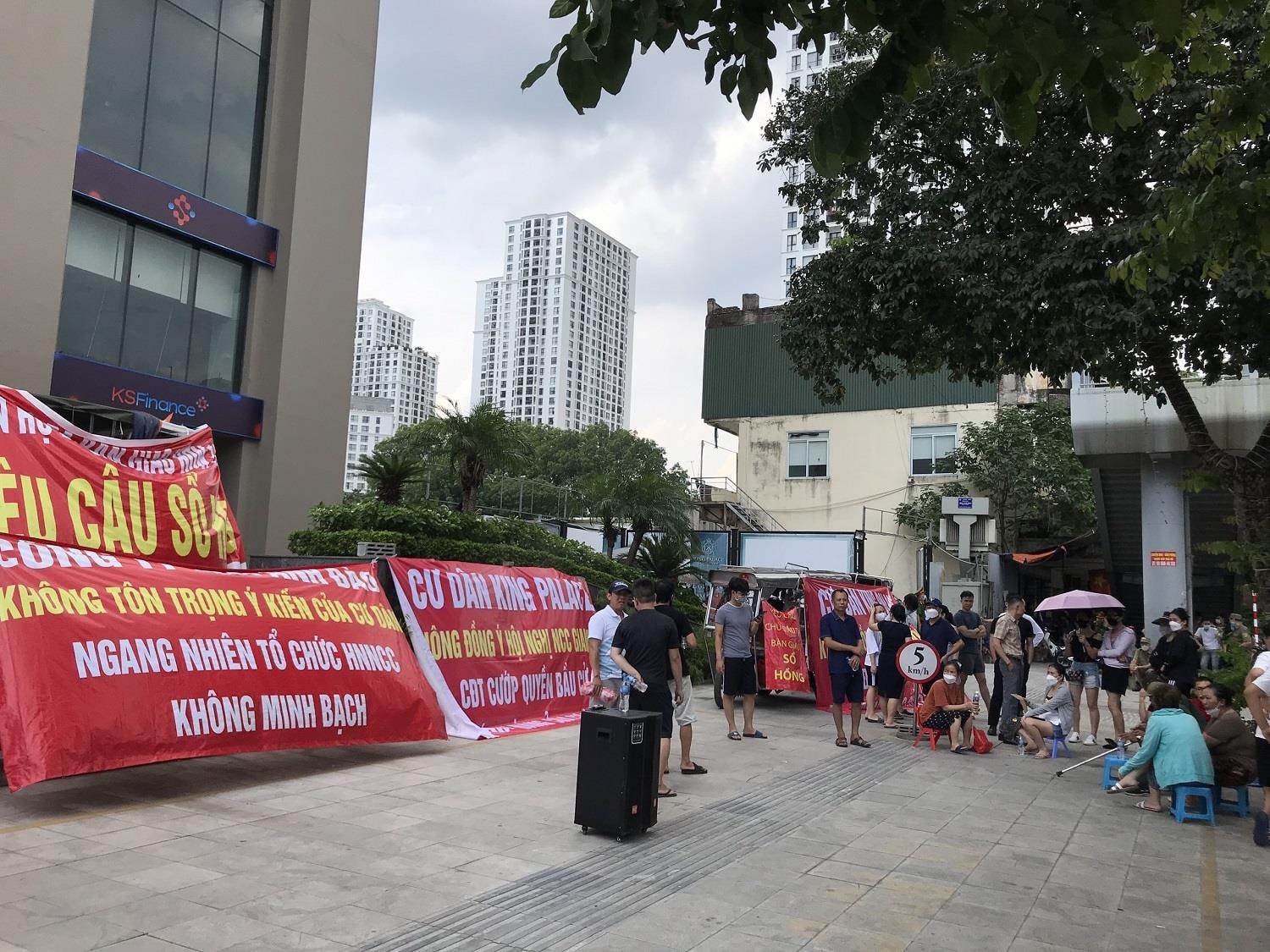 Hà Nội: Cư dân đội nắng, căng băng rôn đòi quyền lợi tại dự án King Place - 2