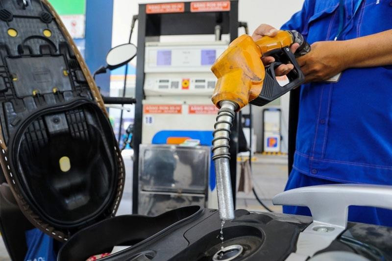 Bộ Tài chính đề xuất giảm thuế tiêu thụ đặc biệt và VAT với xăng dầu - 1