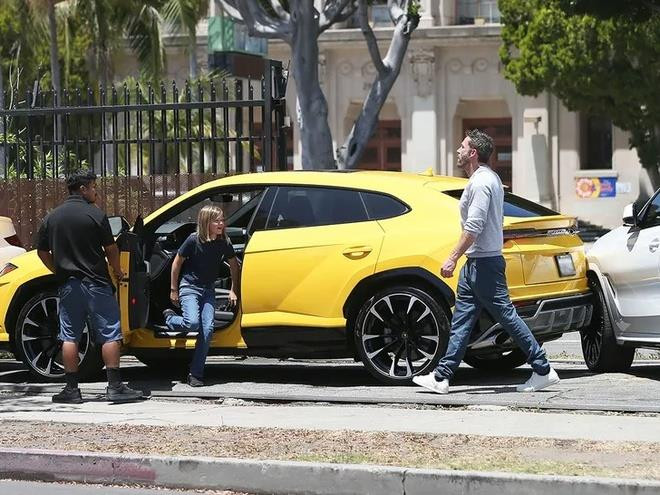 Lái thử siêu xe, con trai 10 tuổi của Ben Affleck gây tai nạn - 1