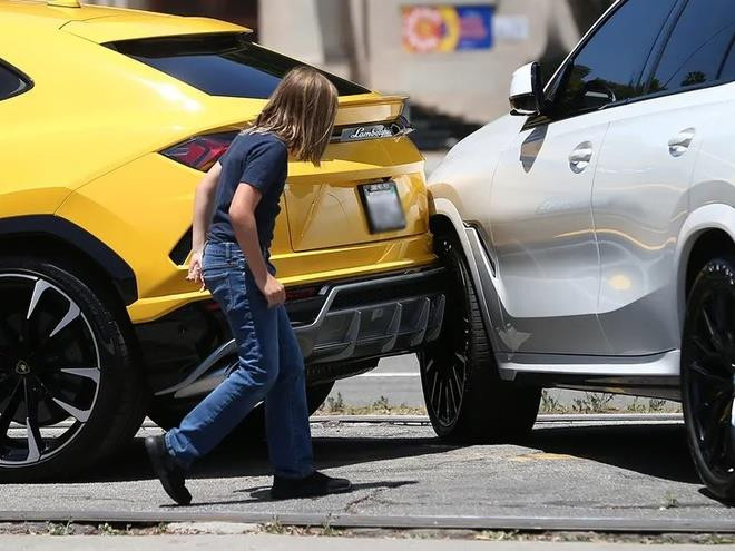 Lái thử siêu xe, con trai 10 tuổi của Ben Affleck gây tai nạn - 2