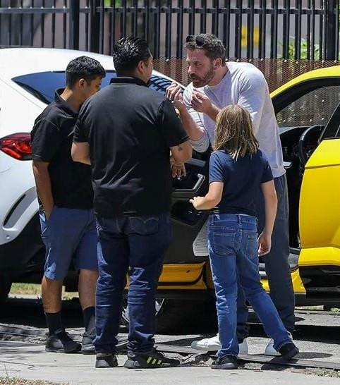 Lái thử siêu xe, con trai 10 tuổi của Ben Affleck gây tai nạn - 3