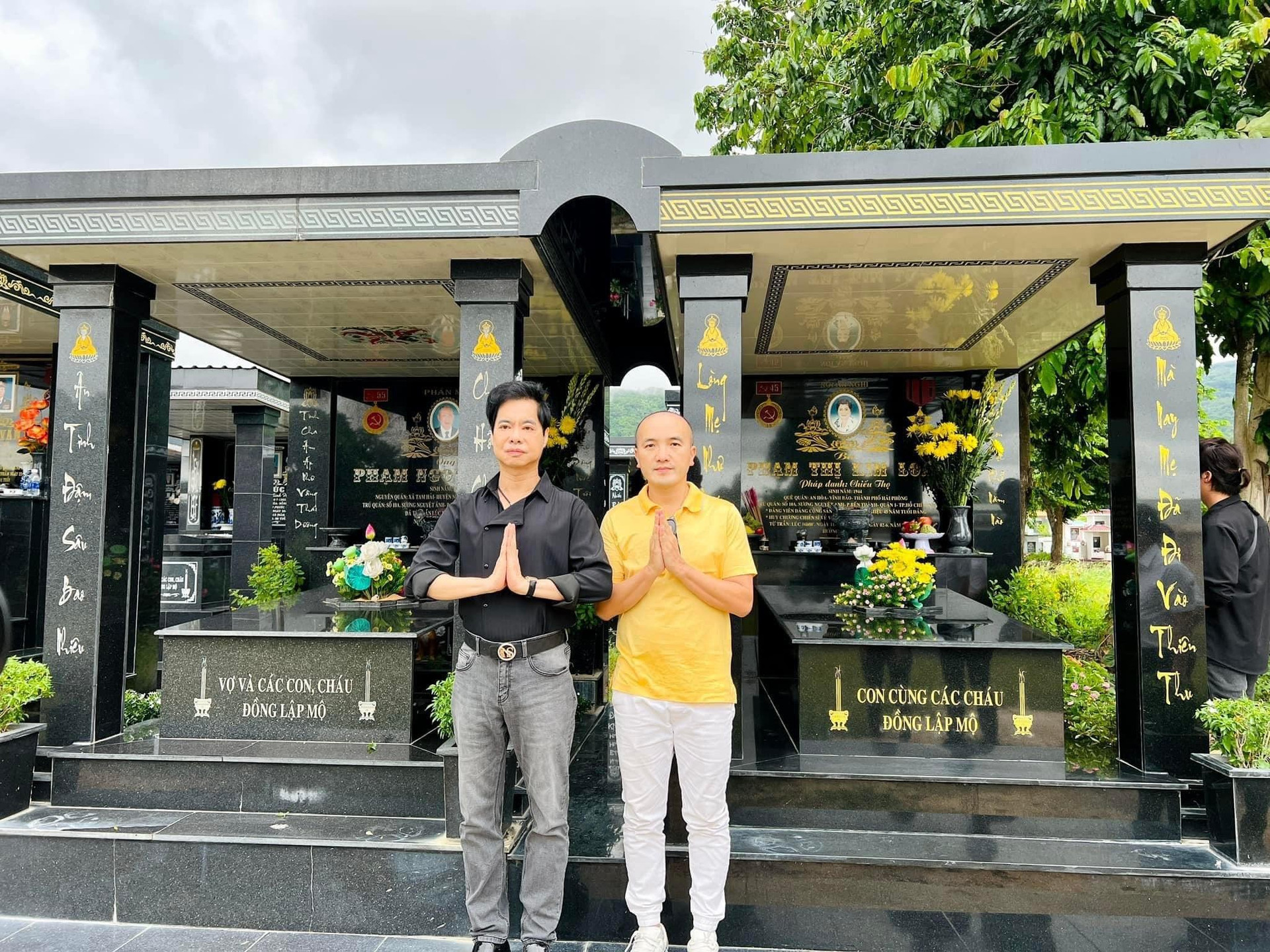 Sao Việt 1/7: Ngọc Sơn đưa đồng nghiệp tới viếng mộ mẹ trong ngày giỗ đầu  - 2