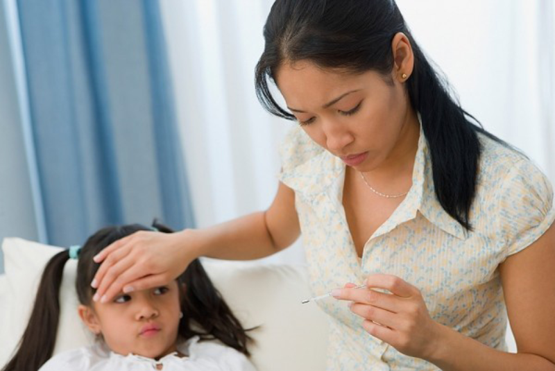 Chăm sóc trẻ bị sốt xuất huyết tại nhà: Những điều cha mẹ phải nhớ - 1