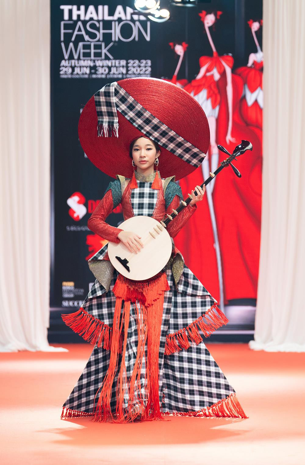 Người mẫu nhí Việt đem văn hoá nước nhà lên sàn diễn thời trang Thái Lan - 3