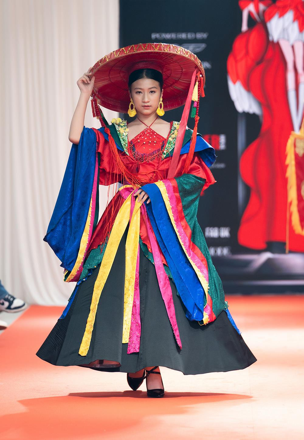 Người mẫu nhí Việt đem văn hoá nước nhà lên sàn diễn thời trang Thái Lan - 4