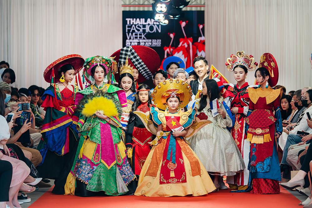 Người mẫu nhí Việt đem văn hoá nước nhà lên sàn diễn thời trang Thái Lan - 1